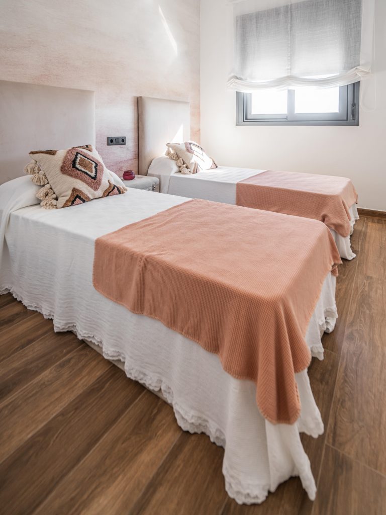 Dormitorio de promoción inmobiliaria MR-17