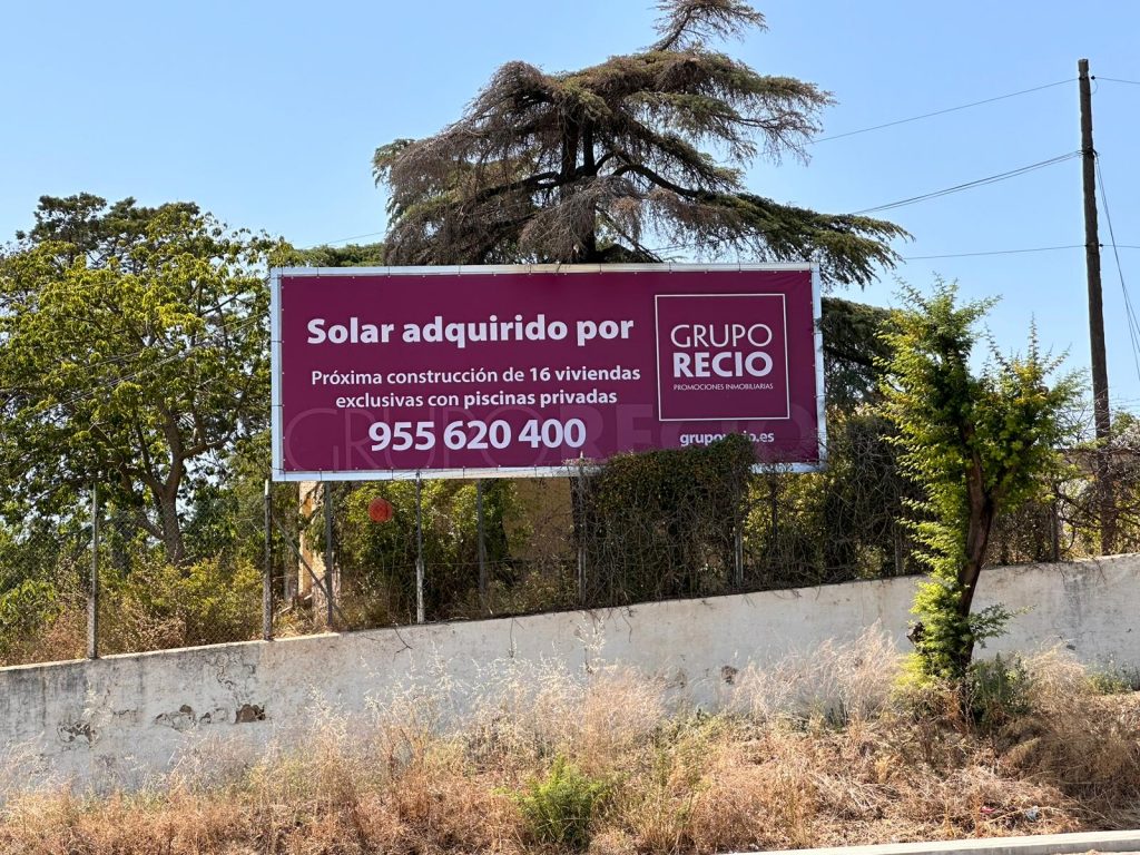 Sector inmobiliario en España. Valla obra promoción Grupo Recio