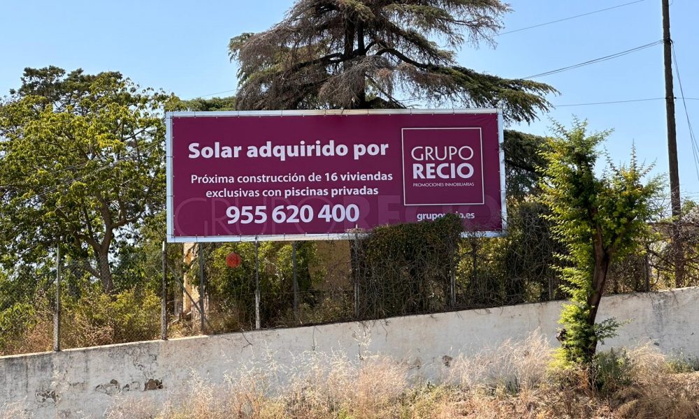 Sector inmobiliario en España. Valla obra promoción Grupo Recio